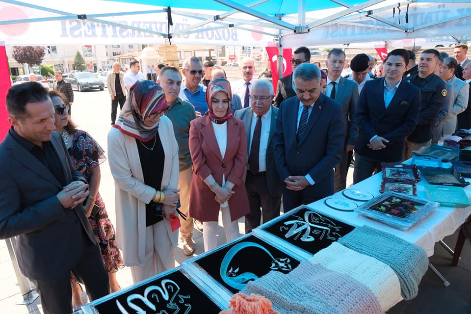 Yozgat ADEM Kursiyerlerinin El Emeği Ürünleri Cumhuriyet Meydanı’nda ziyaretçilerle buluşuyor.