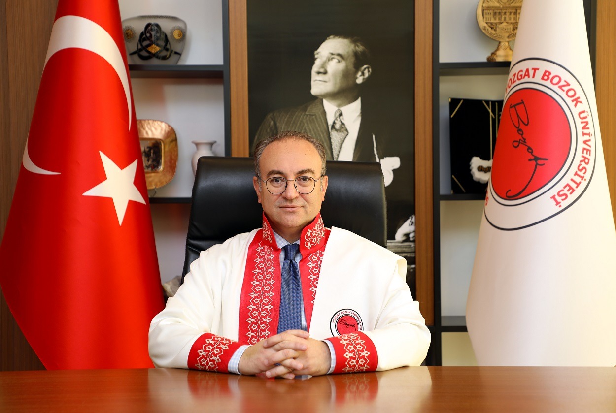 Yozgat Bozok Üniversitesi Rektörü Prof. Dr. Evren Yaşar, yeni öğrencilerini