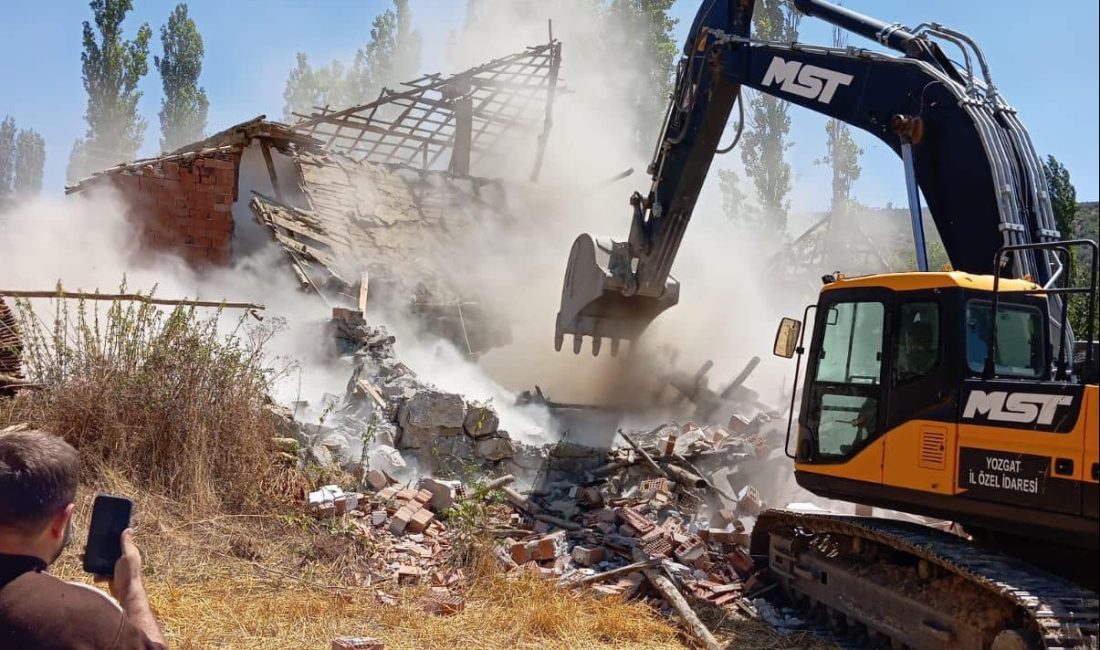 Yozgat’taki depremde hasar gören evlerin yıkımına devam ediliyor Yozgat Valiliği'nden Deprem Sonrası Kadışehri İlçesindeki Yıkım Çalışmalarına Dair Detaylı
