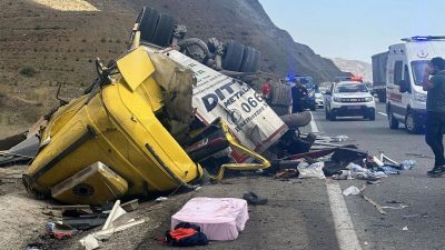 Erzincan'da Trafik Kazası: Şeritten Çıkan Tır, Kırşehirli Ailenin Canını Aldı,