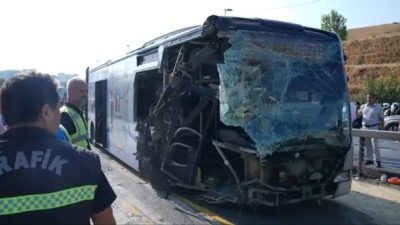 İstanbul'da Metrobüs Kazası: 1 Kişinin Hayatını Kaybettiği, 50 Kişinin Yaralandığı