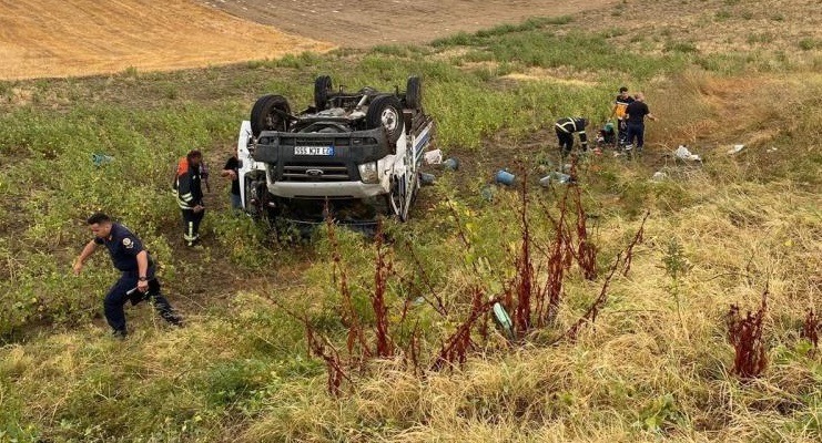 Çorum’da Tarım İşçilerini Taşıyan Minibüs Şarampole Devrildi: 13 Yaralı, Trafik