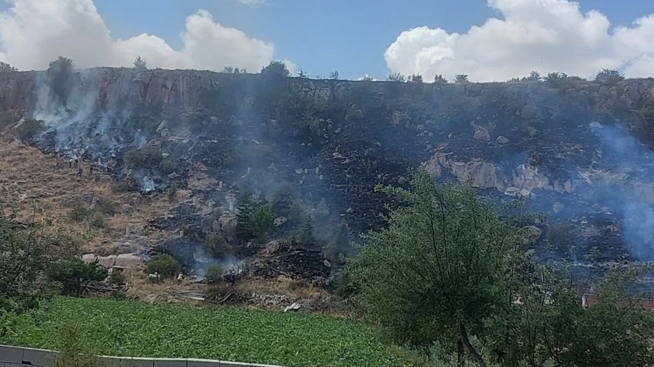 Ürgüp'te Mazı Köyü Yakınlarında Çıkan Yangın İçin İtfaiye Ekipleri ve
