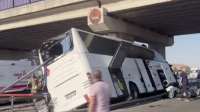 İzmir’den Ağrı’ya Seyahat Eden Yolcu Otobüsü, Polatlı’da Köprü Ayağına Çarptı: