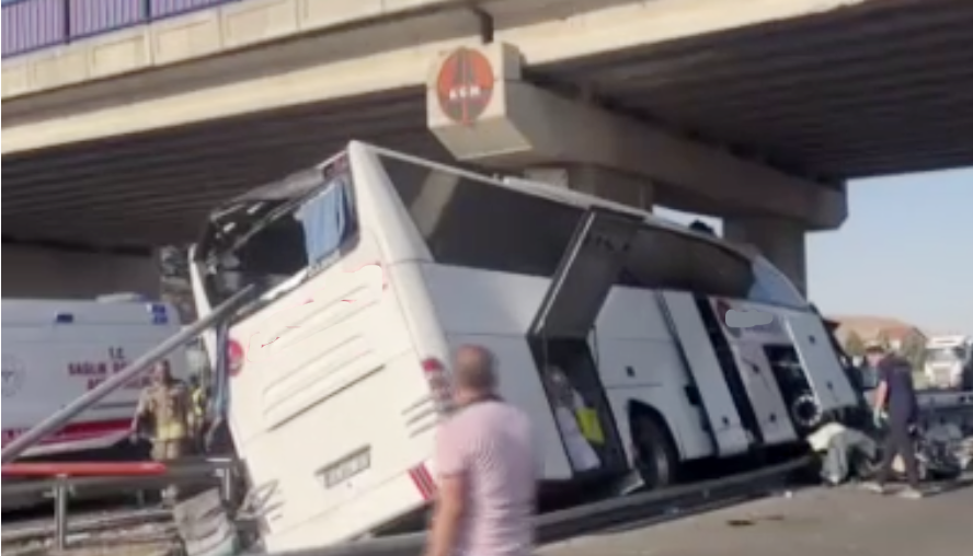 Yolcu Otobüsü Köprü Ayağına Çarptı: 11 Ölü, 25 Yaralı İzmir’den Ağrı’ya Seyahat Eden Yolcu Otobüsü, Polatlı’da Köprü Ayağına Çarptı:
