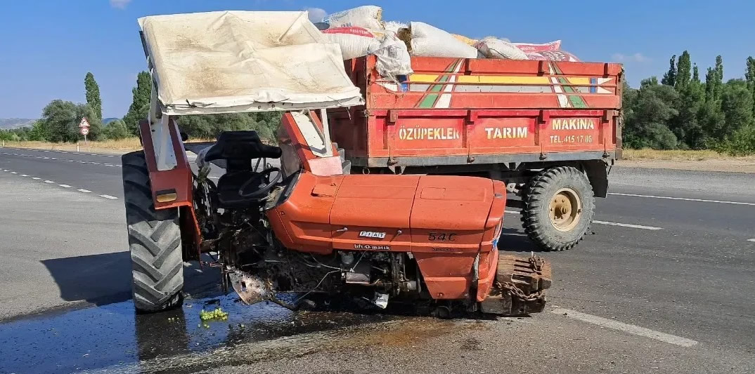 Yozgat'ın Araplı Kasabasında Trafik Kazası: Çarpışma Sonrası Traktör İkiye Bölündü,