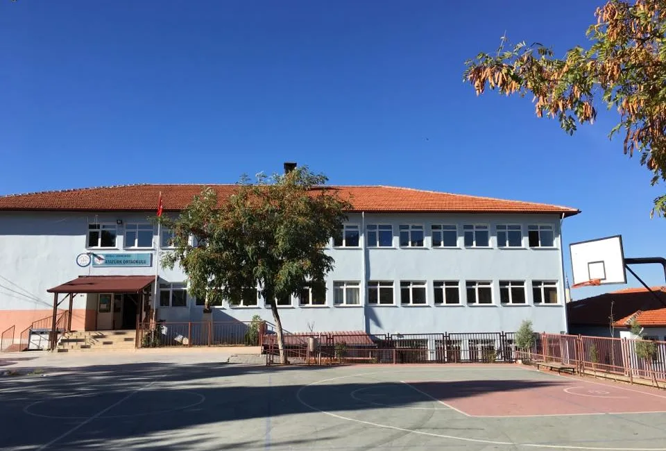 Manisa'nın Alaşehir İlçesinde Beden Eğitimi Dersi Sırasında Kalp Krizi Geçiren