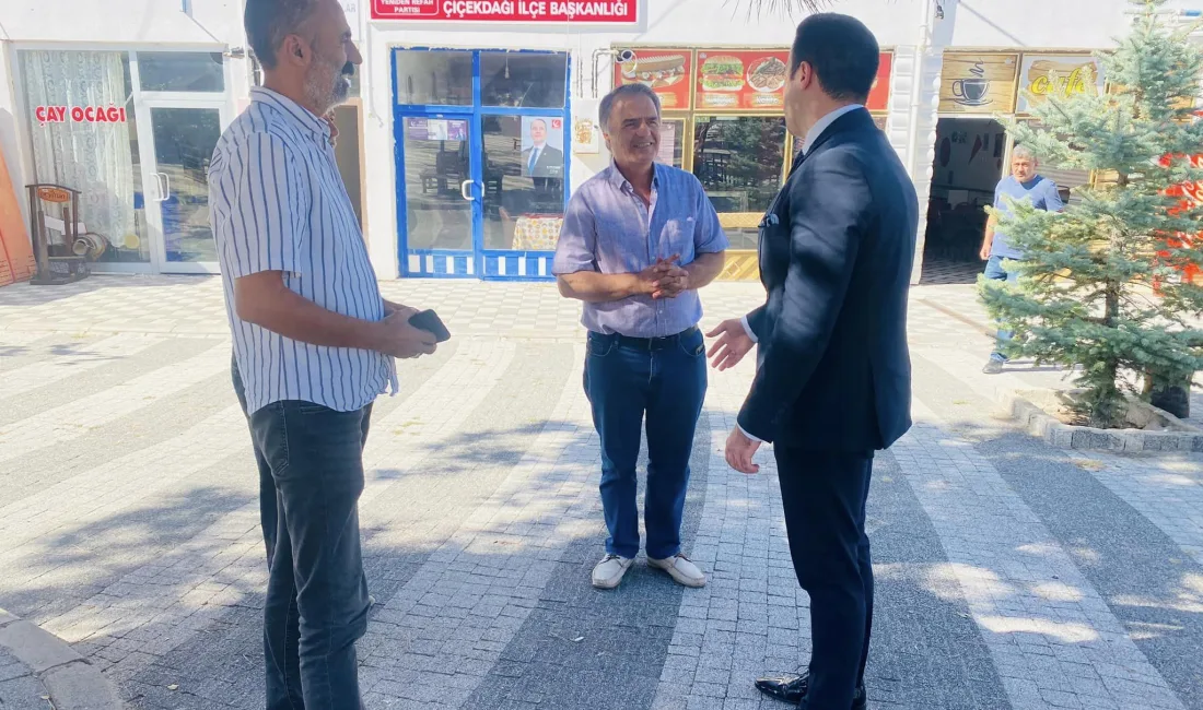 Çiçekdağı Kaymakamı Burak Dilaver Yampal, ilçe meydanında vatandaşlarla bir araya