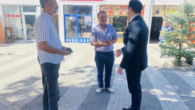 Çiçekdağı Kaymakamı Burak Dilaver Yampal, ilçe meydanında vatandaşlarla bir araya