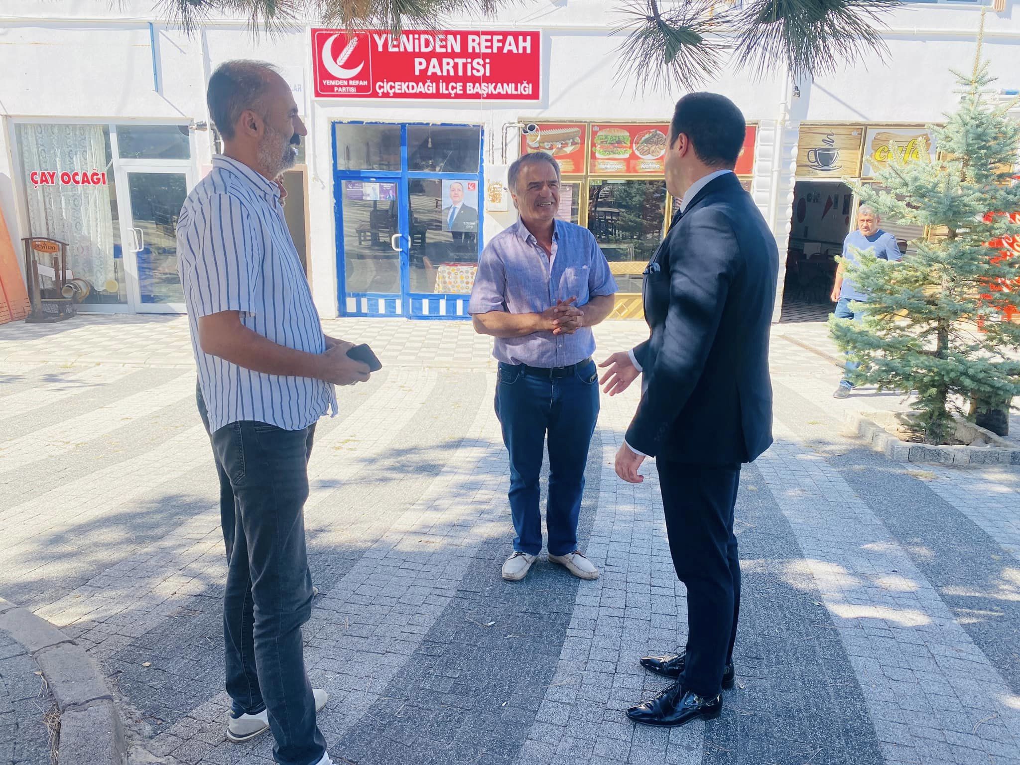 Çiçekdağı Kaymakamı Burak Dilaver Yampal, ilçe meydanında vatandaşlarla bir araya