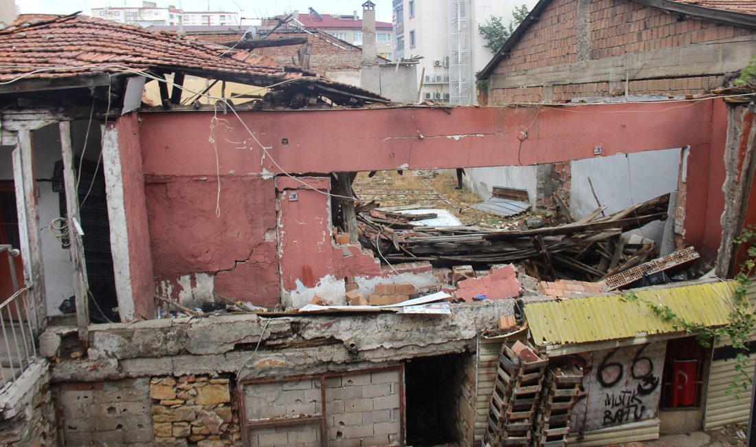 Bakımsız Bina Faciasından Dönüldü: Esnaf ve Vatandaşlar Yozgat'ta Güvenlik Tedbirlerinin