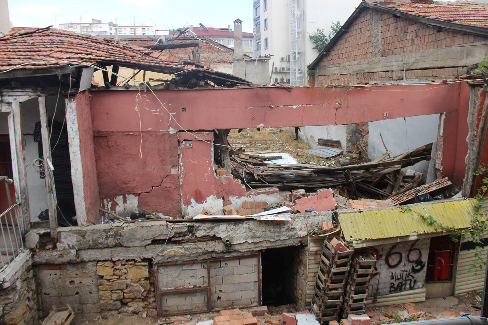 Bakımsız Bina Faciasından Dönüldü: Esnaf ve Vatandaşlar Yozgat'ta Güvenlik Tedbirlerinin