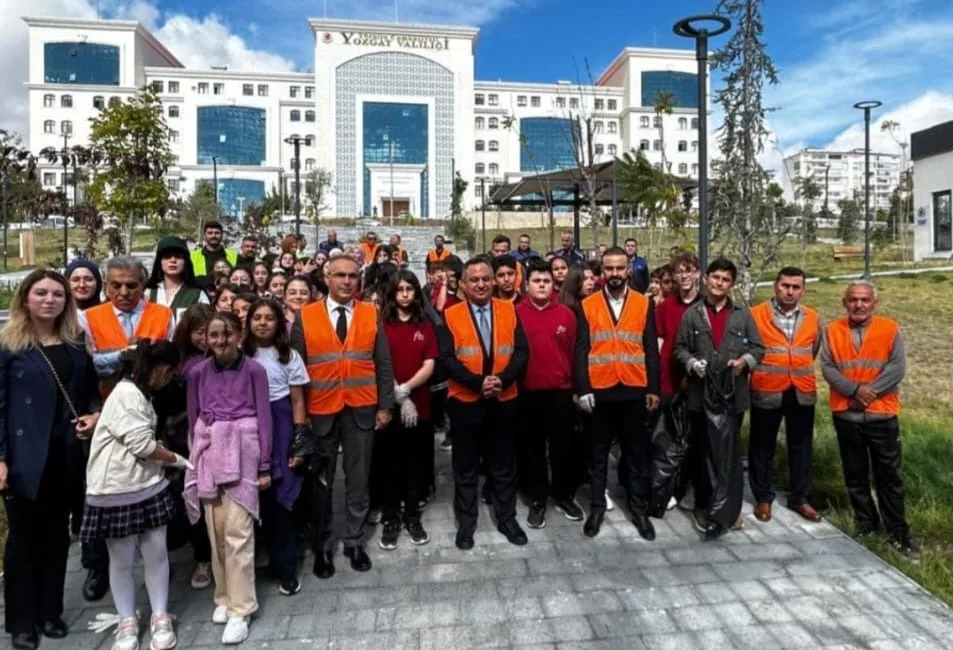 Yozgat Millet Bahçesi'nde Doğaseverler Bir Araya Gelerek "Let's Do It