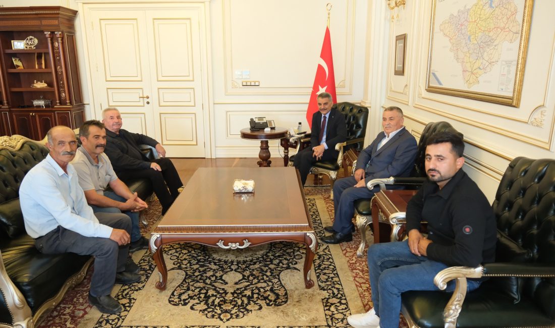 Vali Özkan, makamında şehit ailesini kabul etti Yozgat Valisi Mehmet Ali Özkan, Şehit Ailelerine Ziyarette Bulundu: 2015