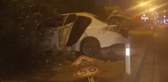 Aydınlatma direğine çarparak hurdaya dönen otomobildeki 4 kişi yaralandı HATAY