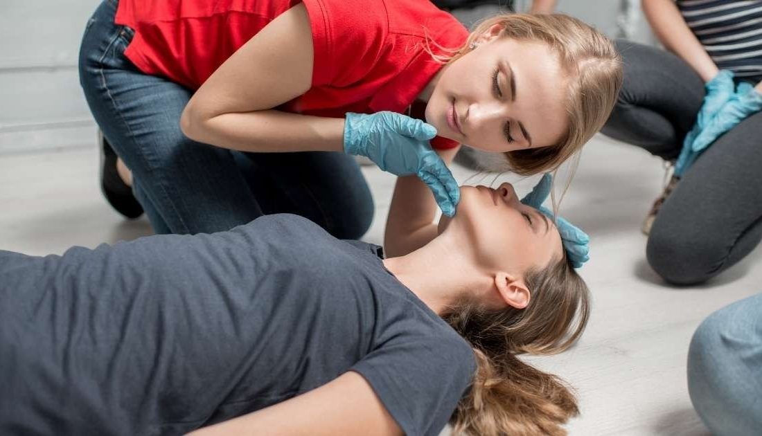 Yerköy Halk Eğitimi Merkezi Müdürü Zafer Tan'dan İlk Yardım Kursu