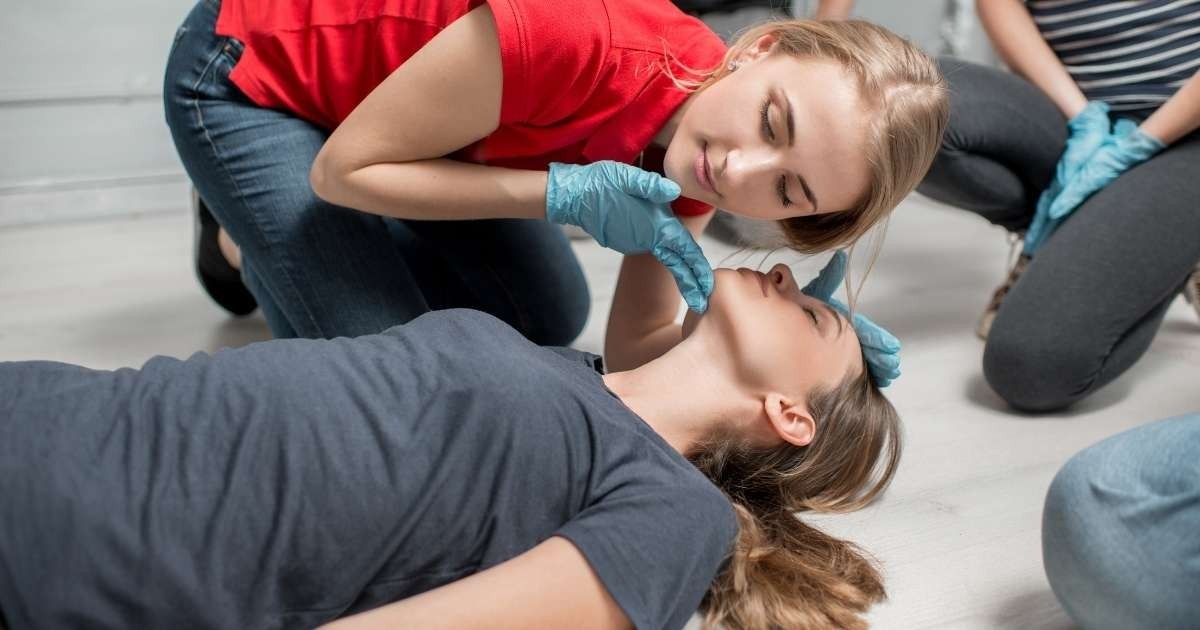 Yerköy Halk Eğitimi Merkezi Müdürü Zafer Tan'dan İlk Yardım Kursu