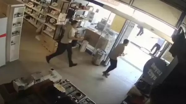 Kahramanmaraş Depremi: 5.0 Büyüklüğündeki Sarsıntının Güvenlik Kameralarına Yansıyan Anları ve