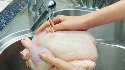 Uzmanlar Uyarıyor: Tavuk Yıkamak Sağlığınızı Tehlikeye Atabilir! Çapraz Bulaşma Riskine