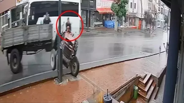 Kahreden Kaza Güvenlik Kamerasında: Kaygan Yolda Kontrolünü Kaybeden Traktör Devrildi,