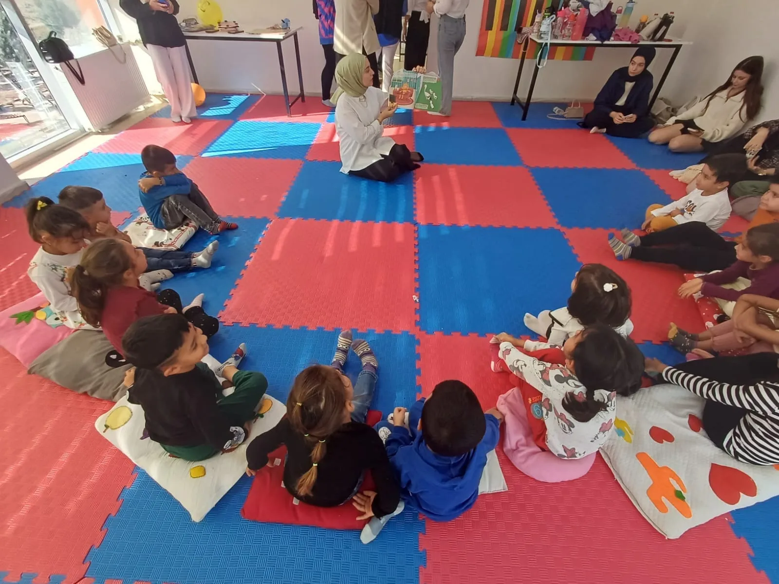 Çiçekdağı'nda Okul Öncesi Öğrencileri ve Ahi Evran Üniversitesi Öğrencileri Bir