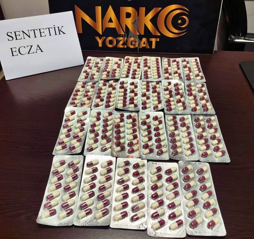 Yerköy'de uyuşturucu operasyonu: Şüpheli araçta 322 sentetik hap ele geçirildi,