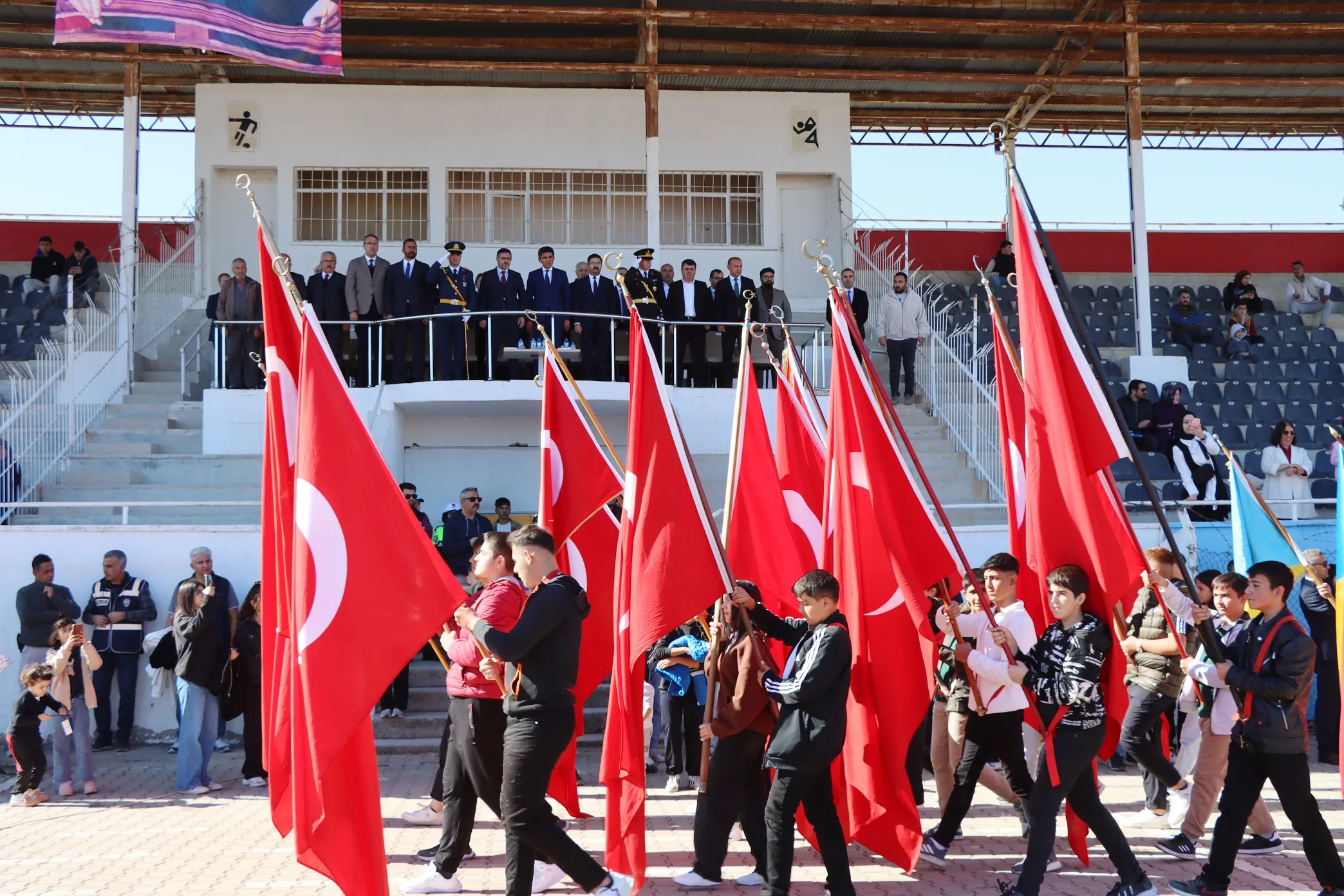 Yerköy İlçe Stadyumu’nda Cumhuriyet'in 101'inci yılına özel kutlama programı düzenlendi.