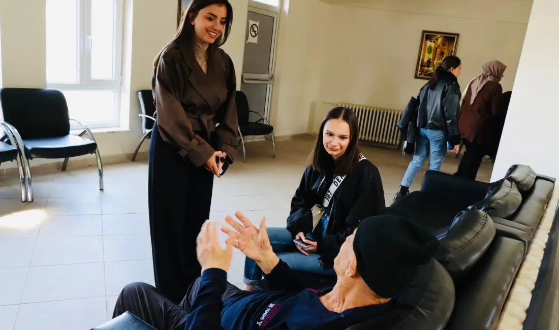Yozgat Bozok Üniversitesi İletişim Fakültesi öğrencileri, huzurevi ziyaretinde yaşlılarla bir