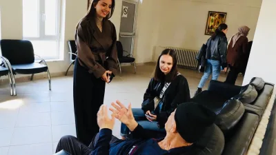 Yozgat Bozok Üniversitesi İletişim Fakültesi öğrencileri, huzurevi ziyaretinde yaşlılarla bir