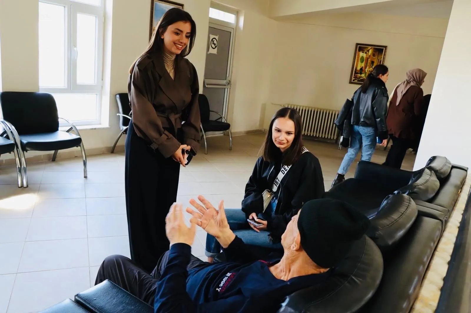 Yozgat Bozok Üniversitesi İletişim Fakültesi öğrencileri, huzurevi ziyaretinde yaşlılarla bir