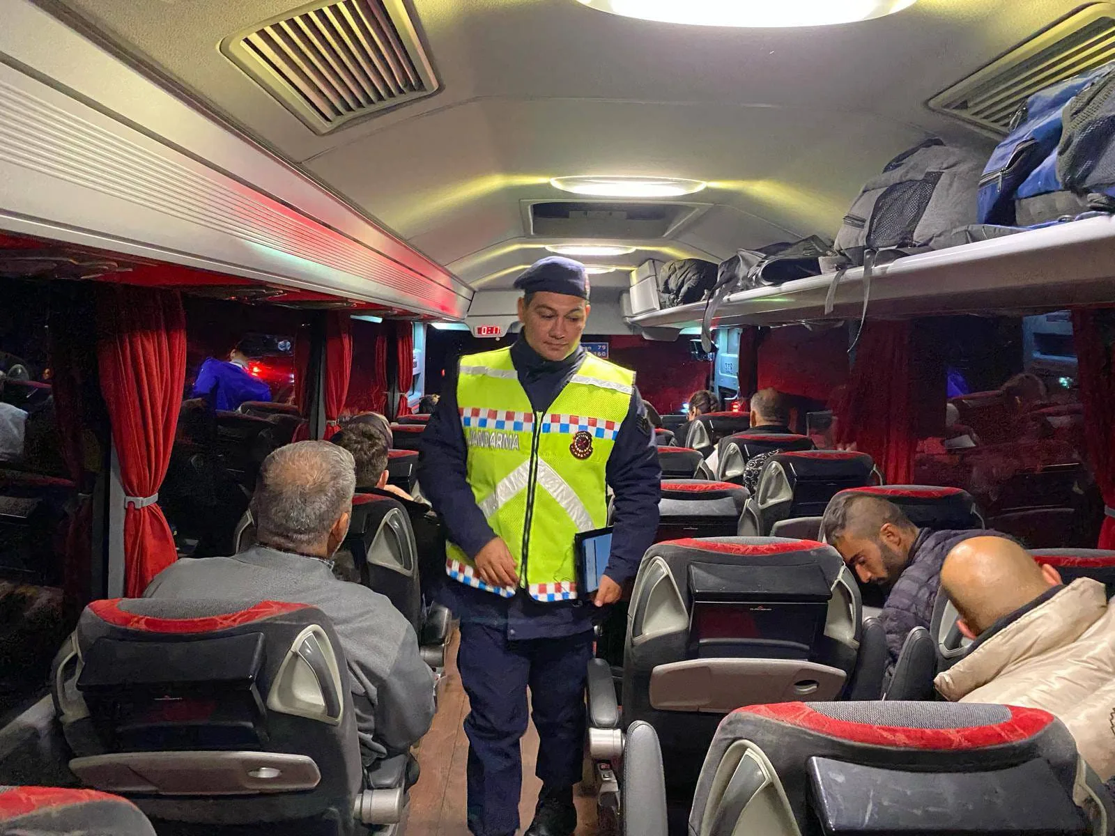 Yozgat İl Jandarma Komutanlığı, Yozgat-Çekerek Karayolu'nda trafik denetimlerini sıkılaştırarak, yolcu