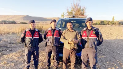 Yozgat-Yerköy bölgesinde doğa koruma faaliyetleri sırasında yaralı bir şahin, jandarma