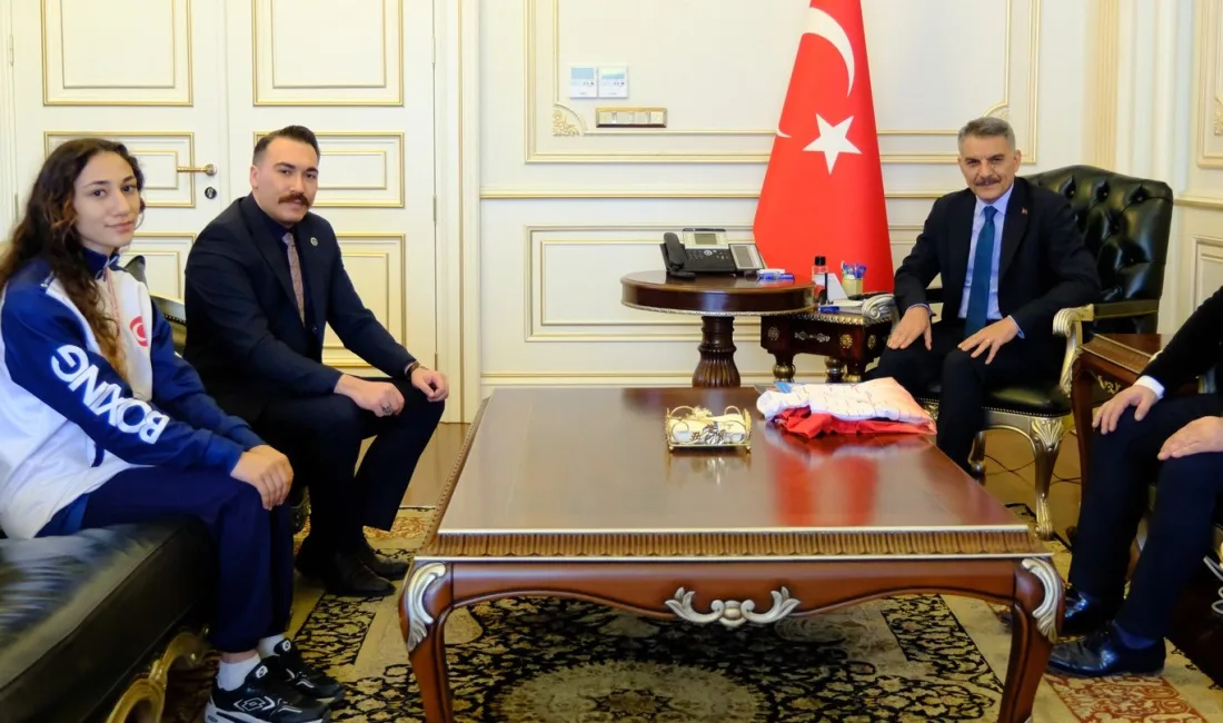 Yozgat Valisi Mehmet Ali Özkan, Türkiye 3’üncüsü olan Betül Zararsız’ı