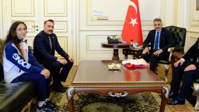 Yozgat Valisi Mehmet Ali Özkan, Türkiye 3’üncüsü olan Betül Zararsız’ı