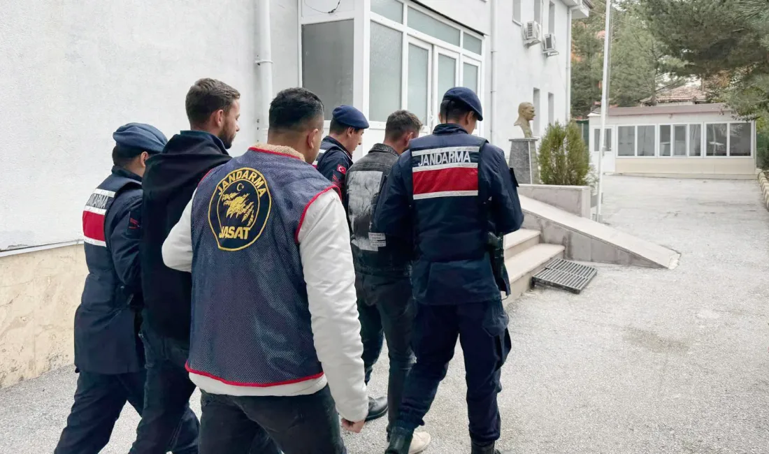 Yozgat İl Jandarma Komutanlığı’nın düzenlediği operasyonlarda, farklı suçlardan aranan dört