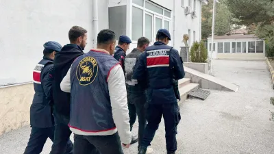 Yozgat İl Jandarma Komutanlığı’nın düzenlediği operasyonlarda, farklı suçlardan aranan dört