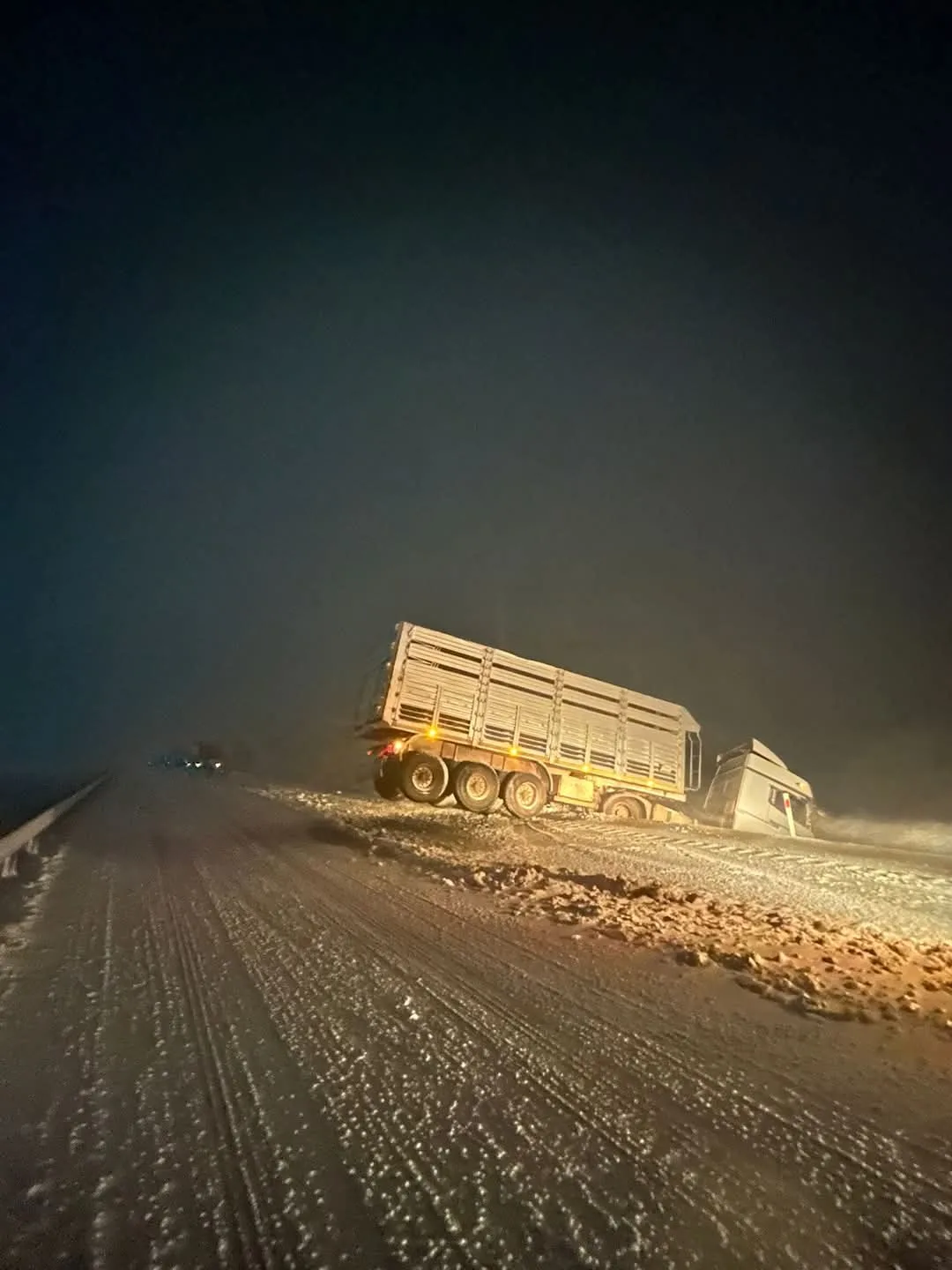 Yozgat Valiliği, kar yağışı ve tipi nedeniyle vatandaşları uyararak, kış