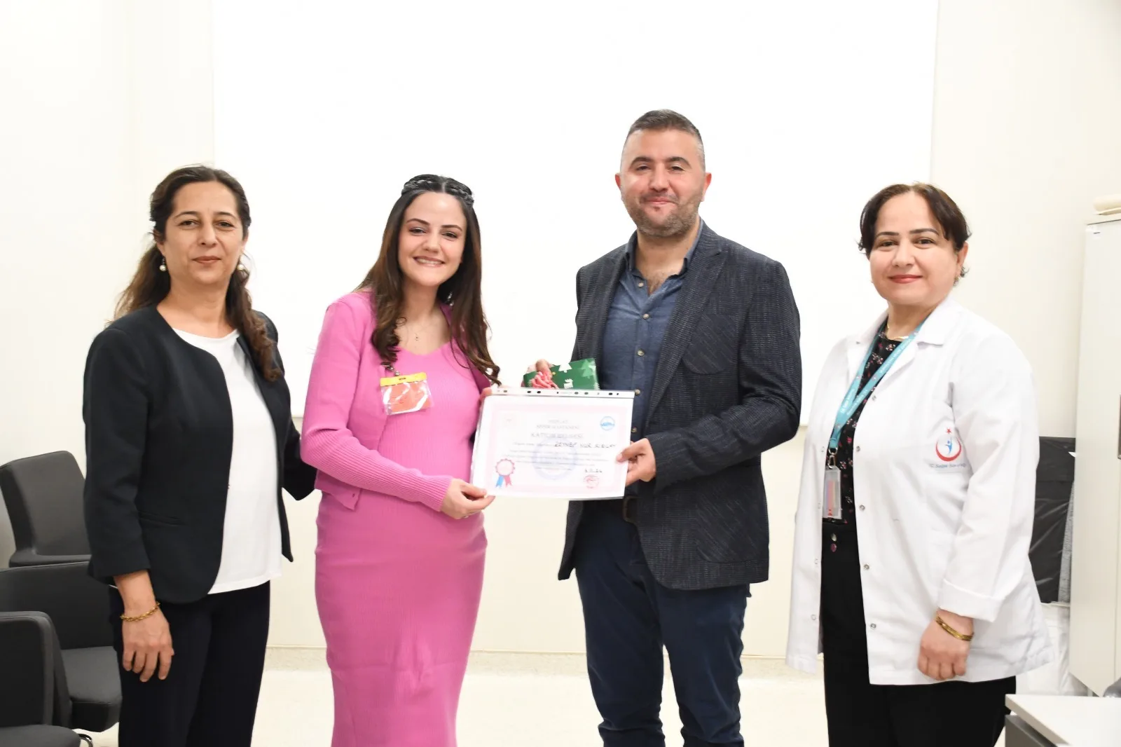 Yozgat Şehir Hastanesinde düzenlenen Gebe Okulu eğitimini tamamlayan anne adayları,