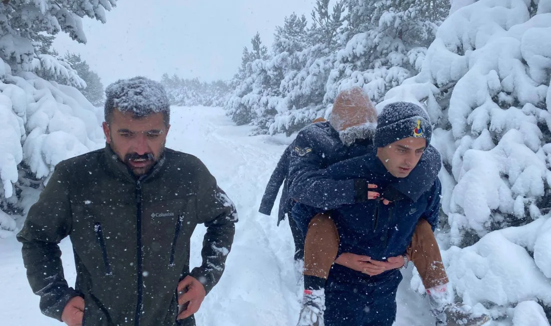Saraykent’te yoğun kar yağışı nedeniyle mahsur kalan üç kişi, Jandarma