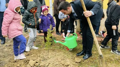 Çiçekdağı İlçe Kaymakamı Burak Dilaver Yampal ve katılımcılar, yeşil alanların