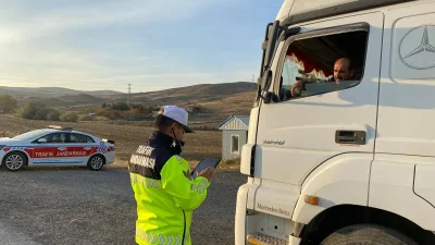 Yozgat-Merkez ilçesinde gerçekleştirilen denetimde, yük taşıyan araçların evrakları ve trafik