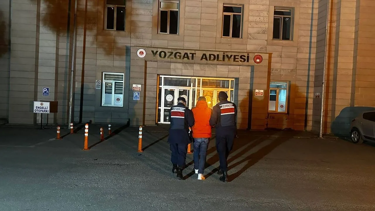 Yozgat Jandarma ve JASAT ekiplerinin düzenlediği operasyonda, uyuşturucu suçundan aranan