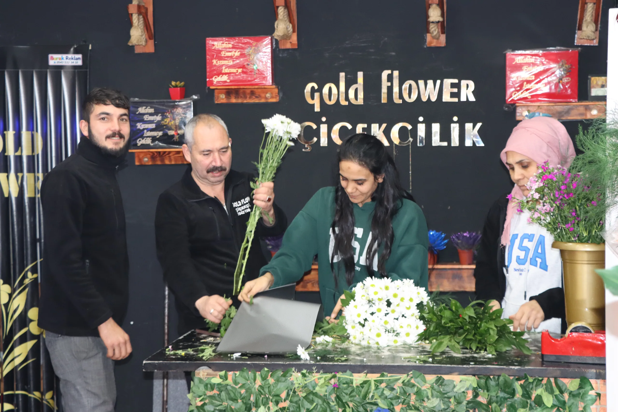 24 Kasım Öğretmenler Günü'nde Yerköy’deki çiçekçilerde büyük yoğunluk yaşandı. Yerköy