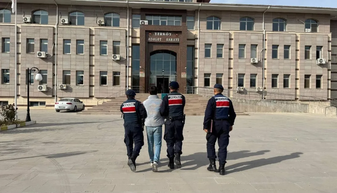 Hakkında 4 ay 15 gün kesinleşmiş hapis cezası bulunan M.U.,