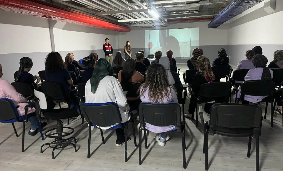 Yerköy’deki Tekstil Fabrikasında Anneler ve Anne Adaylarına Özel Eğitim Düzenlendi Yozgat İl Jandarma Komutanlığı, Yerköy'deki tekstil fabrikasında çalışan anneler ve