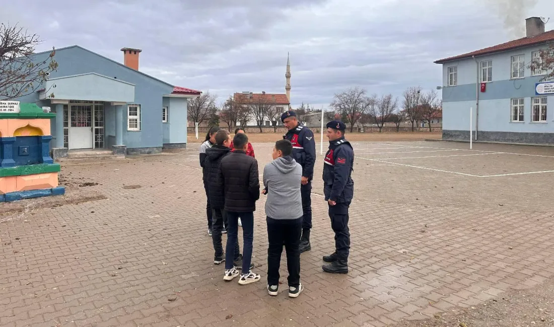 Yozgat İl Jandarma Komutanlığı’ndan Okul Çevrelerinde Güvenlik Denetimi Boğazlıyan, Çekerek, Kadışehri, Şefaatli, Yenifakılı ve Yerköy ilçelerinde jandarma ekipleri,