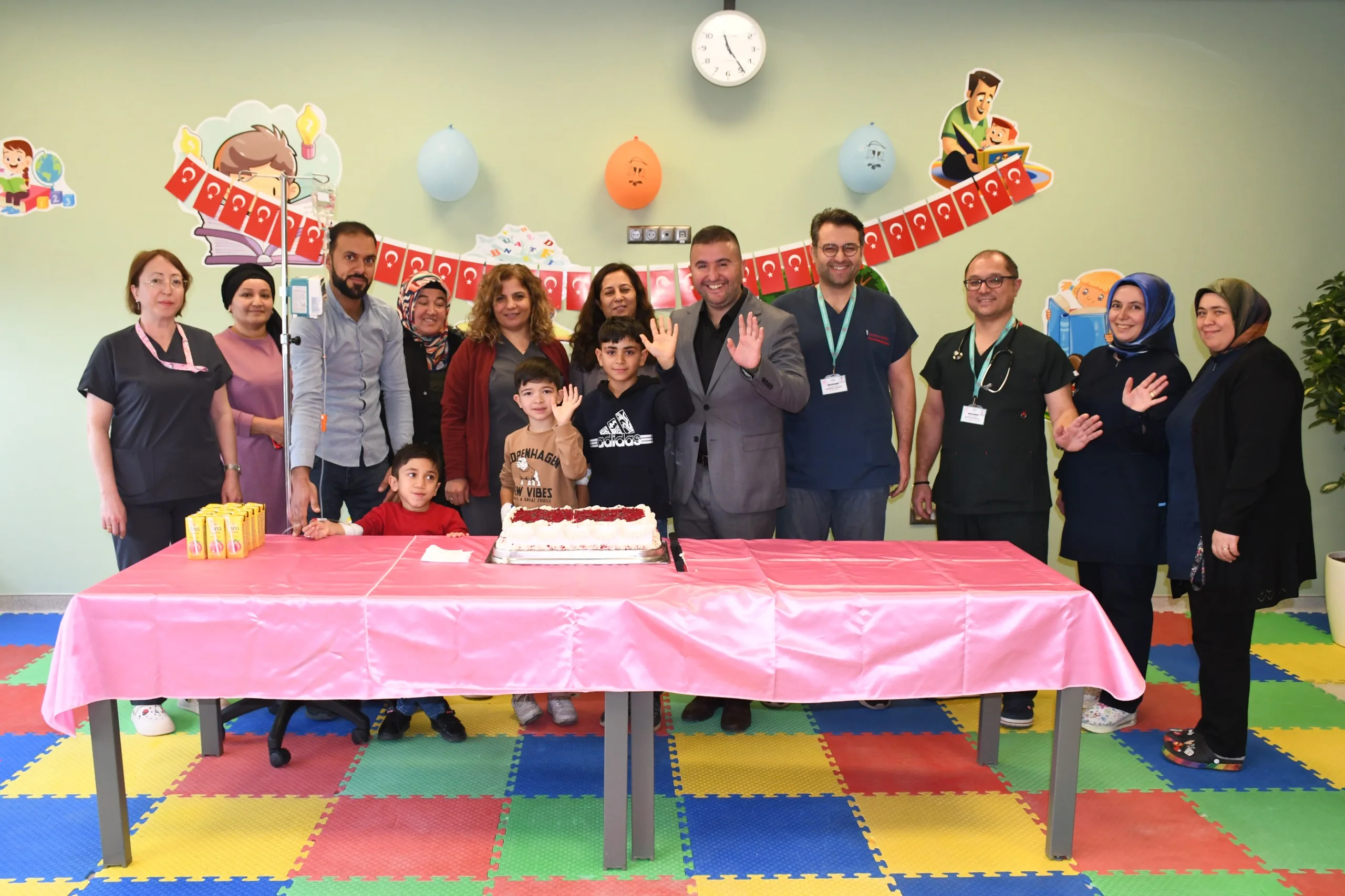 Yozgat Şehir Hastanesi çocuk servislerinde kalan minikler, 20 Kasım Dünya