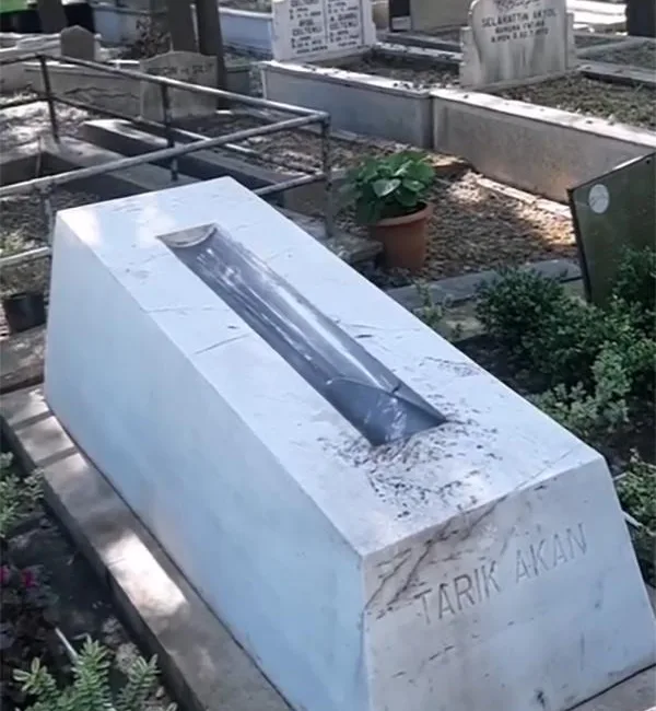 2016 yılında hayatını kaybeden ünlü oyuncu Tarık Akan, Türk sinemasının