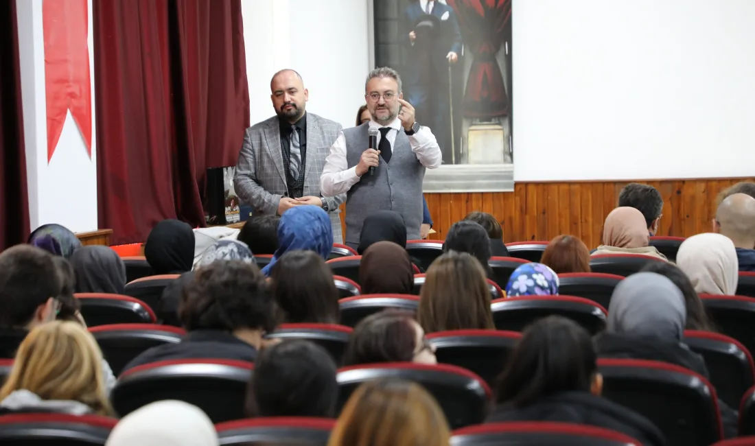 Bozok Üniversitesi’nde düzenlenen konferansta, üniversite yaşamının kariyer planlamasındaki önemi ve