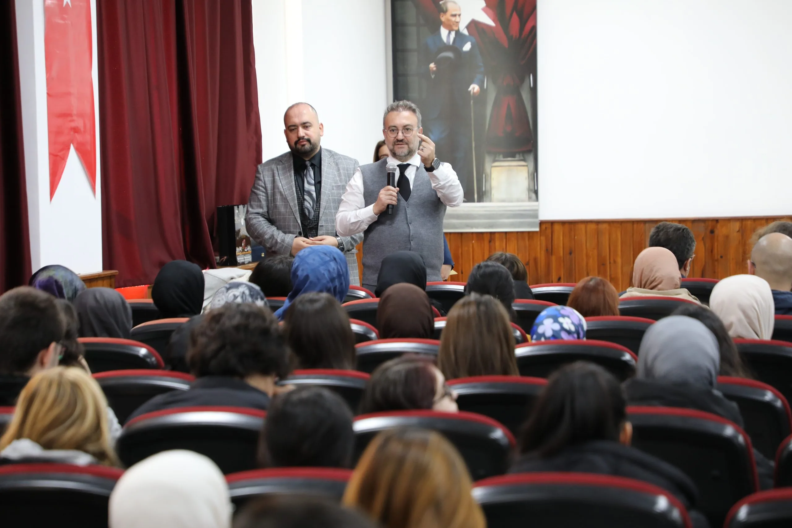 Bozok Üniversitesi’nde düzenlenen konferansta, üniversite yaşamının kariyer planlamasındaki önemi ve